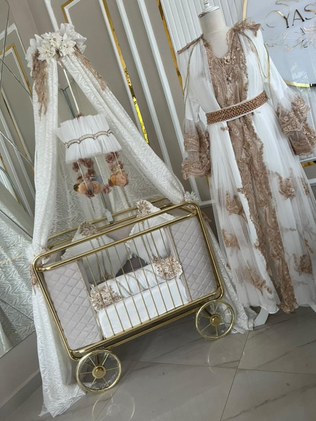 Set Pătuț Tip Cărucior & Rochie Mamă Queen Gold