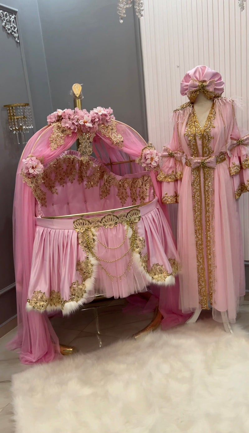 Set Pătuț Tip Balansoar Si Rochie Queen Pink